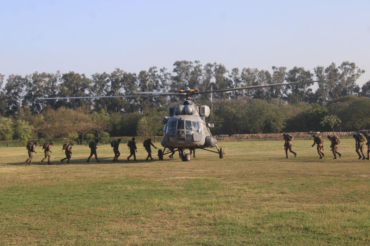 VajraCorps_IA's tweet photo. #StrongAndCapable #OnPathToTransformatiom #Synergy&amp;Integration
Infantry Troops of #GoldenArrowDivision and Indian Air Force train for Special Heliborne Operations!

@adgpi @westerncomd_IA @pro_defence @prodefencechan1 @IAF_MCC https://t.co/bKMNhvqNuJ