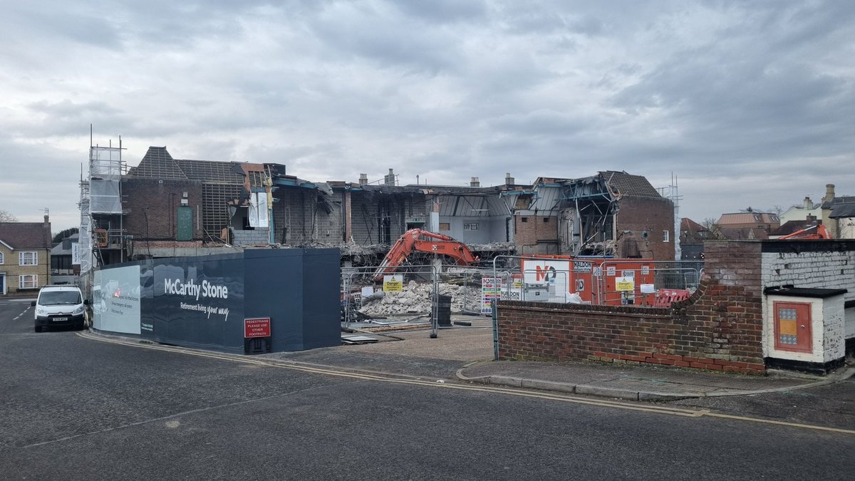 NGo247's tweet image. @NorthHertsDC @LibDems How this got approved by the council for &apos;development&apos; is beyond me! Supposedly initially rejected for demolition. Fears over proximity to @roystoncave, I can feel the vibrations from my home #sinkhole #mccarthystone #retirementhomes #retirementapartment