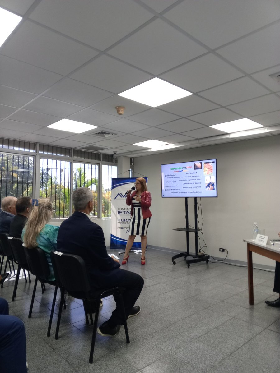 La presidente de AVAVIT, Vicky Herrera de Díaz, presenta su informe de gestión correspondiente al periodo marzo 2024 y marzo 2025.