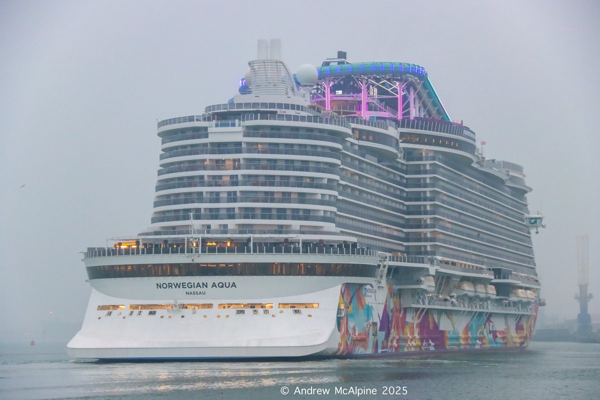 CruiseshipP's tweet image. Adding some colour to a gloomy #Southampton this morning @CruiseNorwegian first #PrimaPlus class ship #NorwegianAqua made her maiden UK visit this morning. 
#cruise #cruisenews