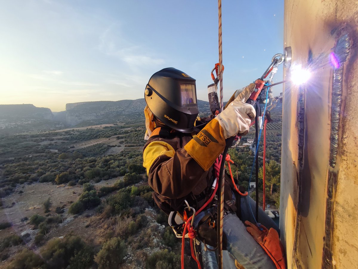 İyi bir çelik kaynağı; yüzey hazırlığı, elektrot seçimi, sıcaklık ve akım ayarı gibi teknik unsurların yanı sıra, kaynakçının bilgi ve becerisiyle doğrudan ilişkilidir.

Proje: Denge Bacası Sızdırma Kaynağı
Lokasyon: Kadıncık 2 Barajı, Tarsus
Yükseklik: 60m
#ipleerişim #kaynak