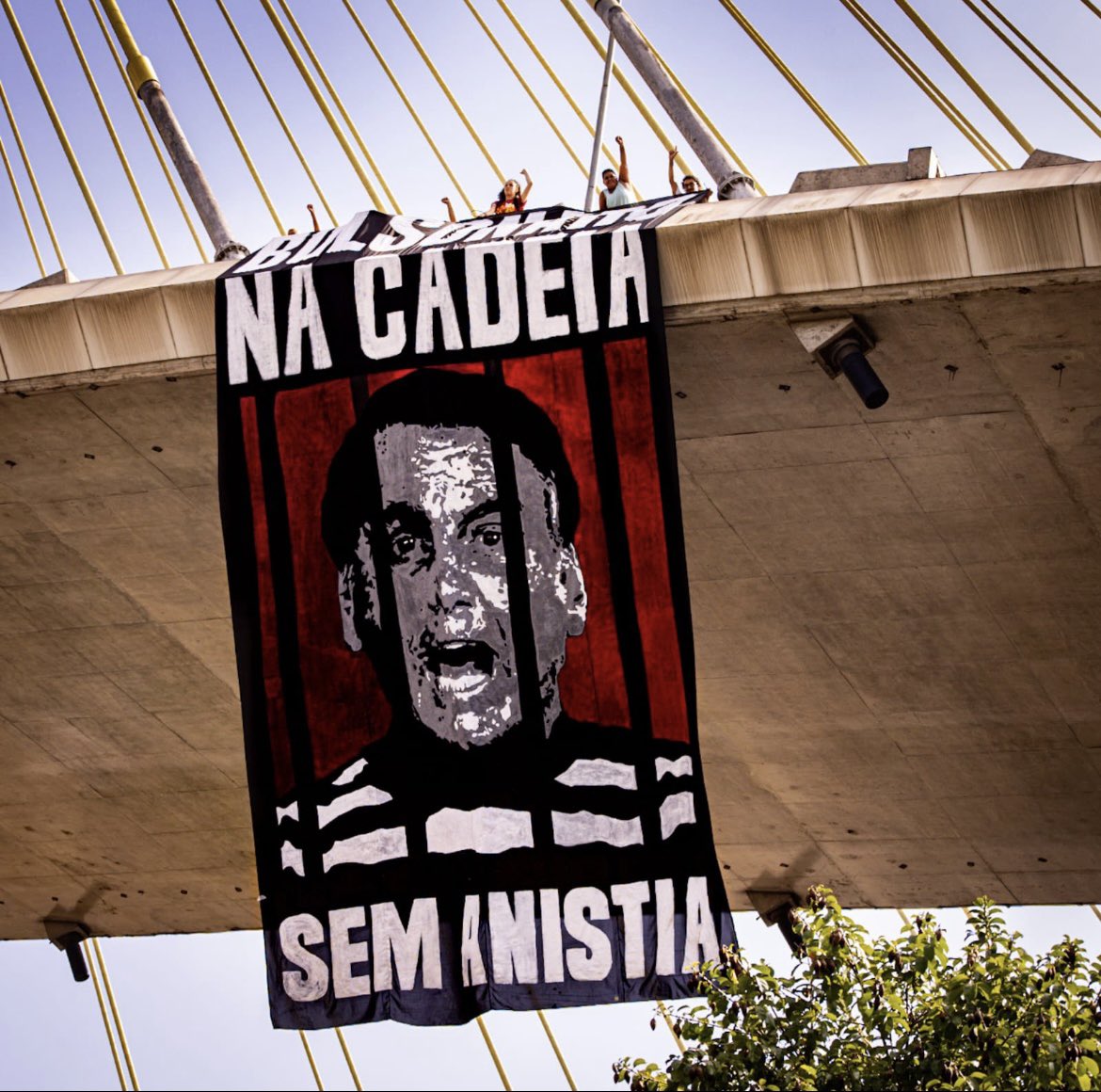 msborrasca's tweet photo. @GugaNoblat BOLSONARO VAI SER PRESO 

BOLSONARO NA CADEIA https://t.co/rI756fvQBl