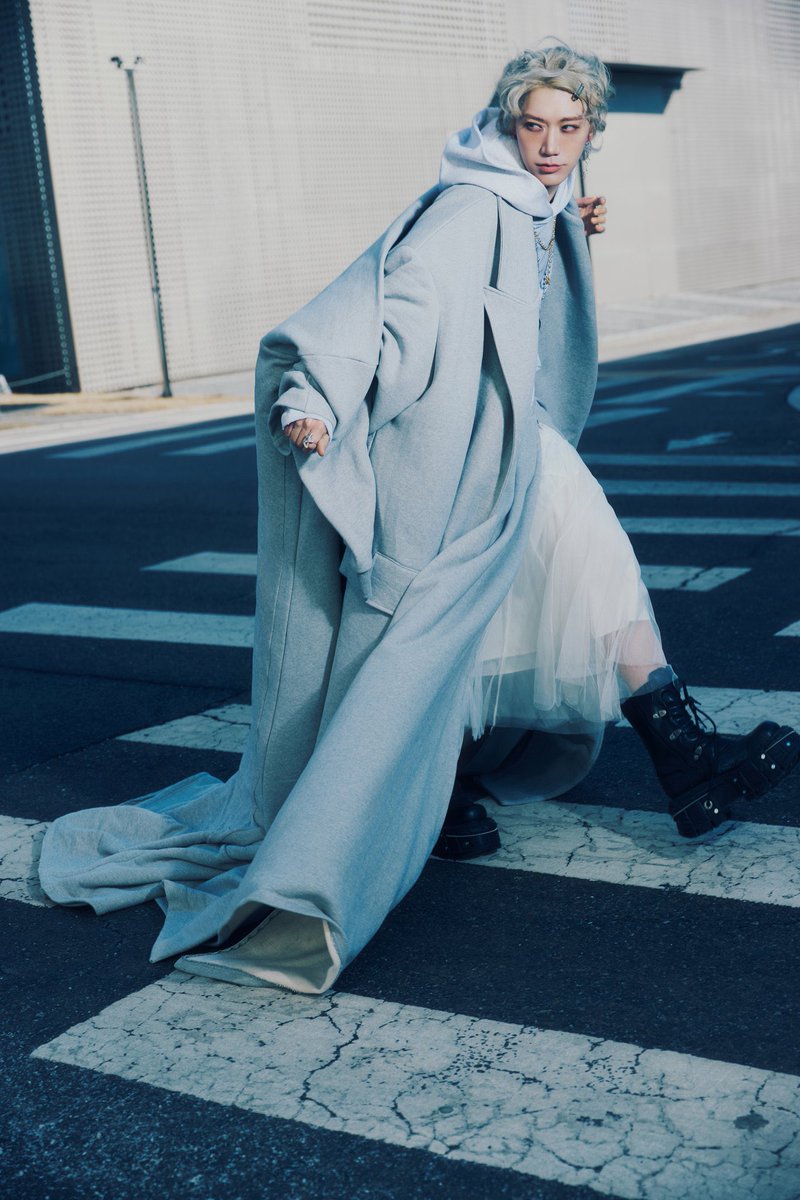 มากกว่าการเป็นไอดอลชายที่ยอมแต่งตัวเฟมินีน
แต่เป็นไอเดียเตนล์เองเลย โฮ น่ารักมากกกกก
ชอบเตนล์ไม่เคยผิดหวัง เขาดีมากกว่าที่คิดไปทุกครั้ง🥹