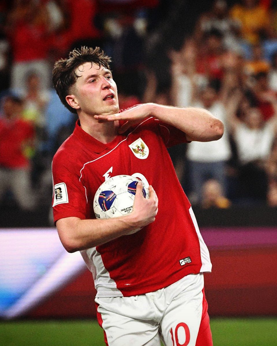 Apresiasi untuk Patrick Kluivert, seluruh staf, dan para pemain. Malam ini kalian membanggakan!

Pose Ole Romeny ini pun bukan sekedar selebrasi biasa. Sebuah gestur untuk terus mengangkat kepala dalam api harapan.

Piala Dunia, kami belum menyerah. 🔥