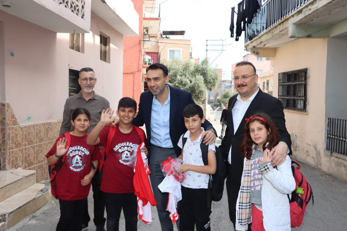 AdemAldemir33's tweet photo. 📍Yusuf Kılıç Mahallesi 

✅ Çat Kapı Hane Ziyareti 

İl Yönetim Kurulu Üyelerimiz, Toroslar İlçe Başkanımız Sayın Ferdi Çokkeser ve Toroslar İlçe Teşkilatımızla birlikte mübarek Ramazan-ı Şerif ayında, paylaşmayı, dayanışmayı ve kardeşliği pekiştirmek için Çat Kapı Hüseyin Ünal amcamızın hanesine konuk olduk. 

Cumhurbaşkanımız Sayın Recep Tayyip Erdoğan'ın selamlarını ileterek hayırlı ramazanlar diledik.

#AKParti
#Mersin 
#BizBüyükBirAileyiz
#BirlikteGüçlüyüz
#RamazanBirlikteGüzel