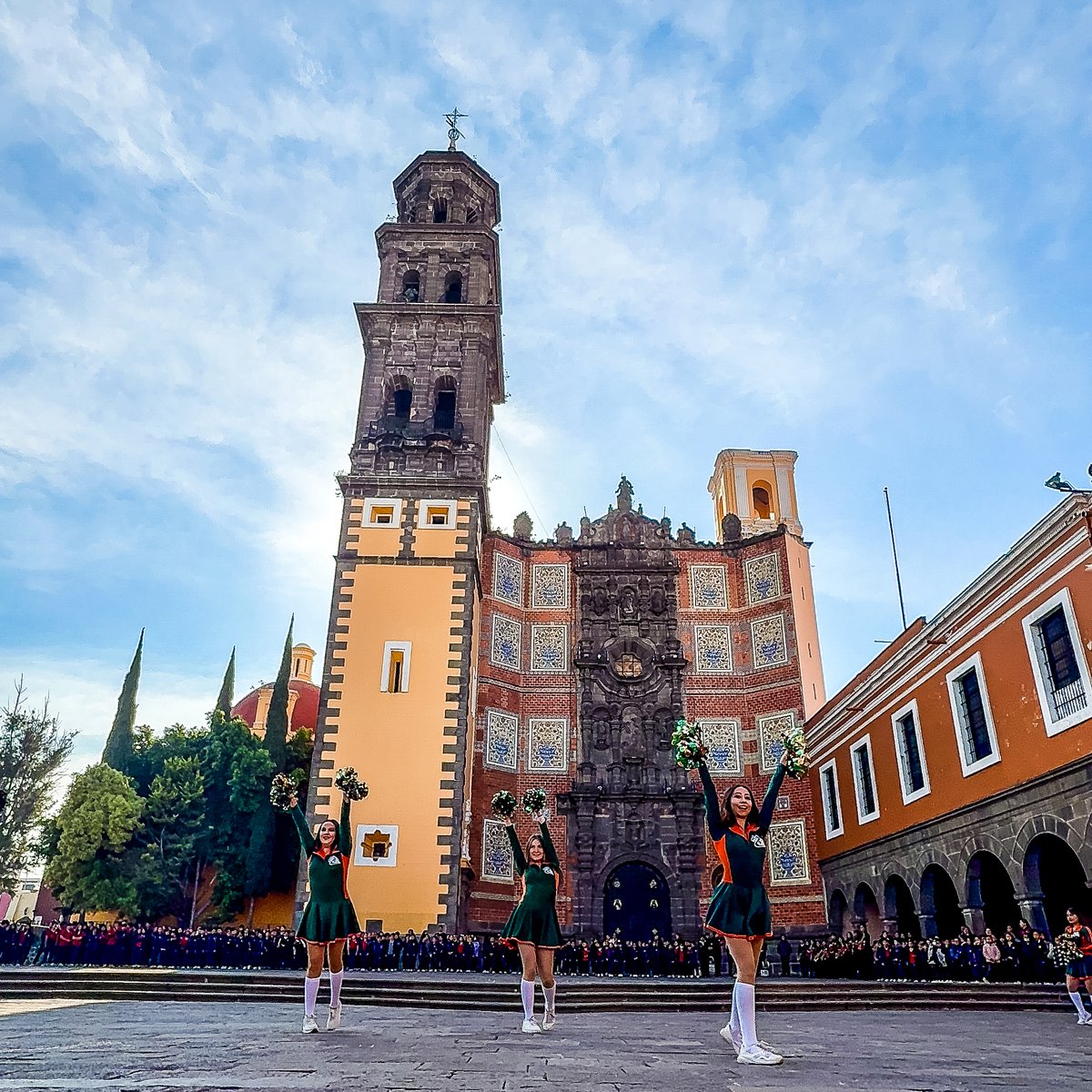 eligeudlap's tweet photo. 🧡 ¡Aztecas Pom Pom en acción! 🧡
Tuvimos el honor de asistir a la inauguración de la Octava Semana Académica del Centro Escolar Aparicio. 🙌💚 Agradecemos esta increíble oportunidad de compartir nuestra energía y entusiasmo con todos los asistentes. #DecideUDLAP #HazLaDiferencia https://t.co/Z945YnN6eO