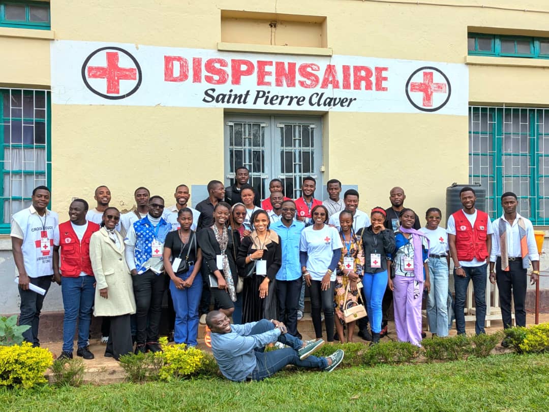 croixrougeucb's tweet photo. 🙏 Un immense merci au Père Curé de la paroisse St Pierre Claver de Nguba et à toute la communauté chrétienne pour leur générosité lors de notre collecte de sang. Grâce à vous, +100 poches recueillies pour sauver des vies ! ❤️💉 #Solidarité #DonDeSang #CroixRougeUCB https://t.co/9iZqv0qF5u