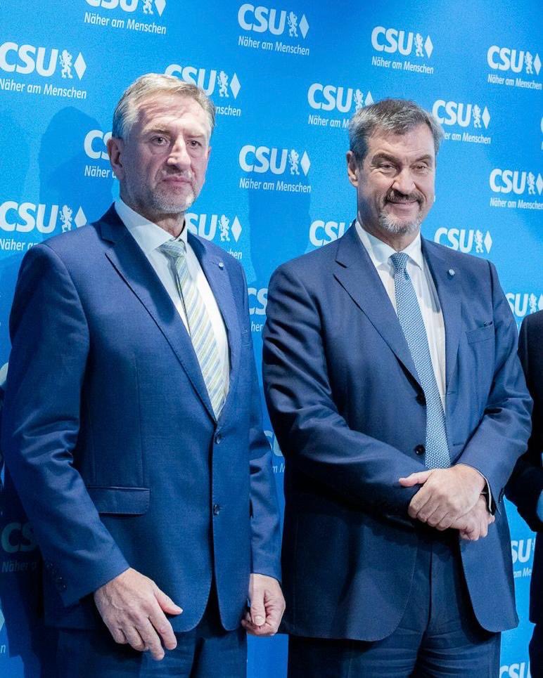 Markus_Soeder's tweet image. Die persönliche Entscheidung von Günther Felßner zum Rückzug ist sehr bedauerlich. Aber sie hat höchsten Respekt verdient. Klar ist: Die Familie geht vor. Wir sind traurig, weil Günther Felßner nicht nur ein toller Mensch, sondern auch ein echter Experte für #Landwirtschaft ist.