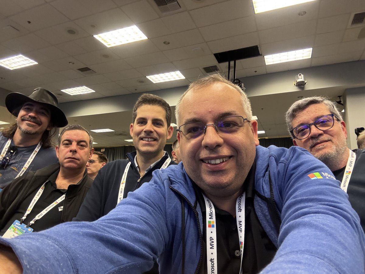 Portuguese crew at the MVP Summit keynote!!! Let’s go 💪💪💪
#MVPSummit <a href="/MVPAward/">Microsoft MVP Communities</a>