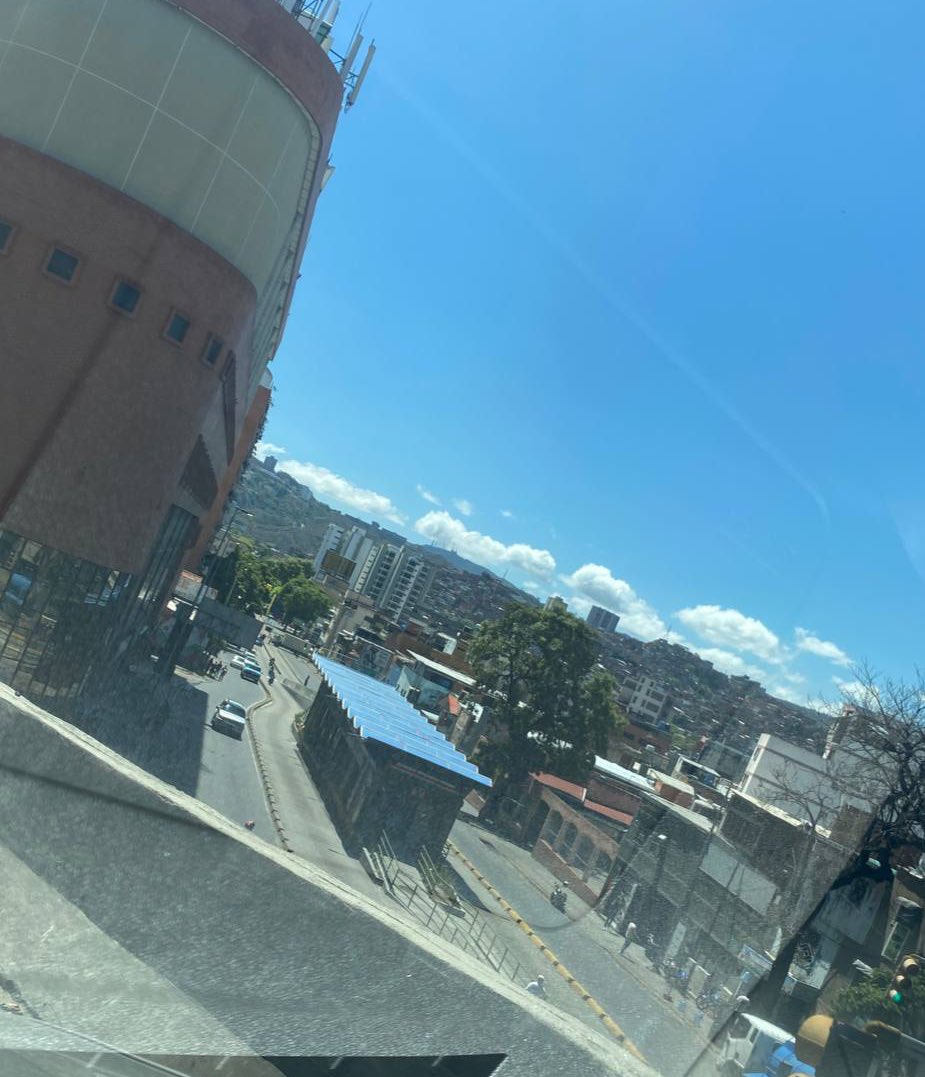 Av. Nueva Granada - Restringido parcialmente el tránsito sentido La Bandera. 11:50a.m #TrafficCenter