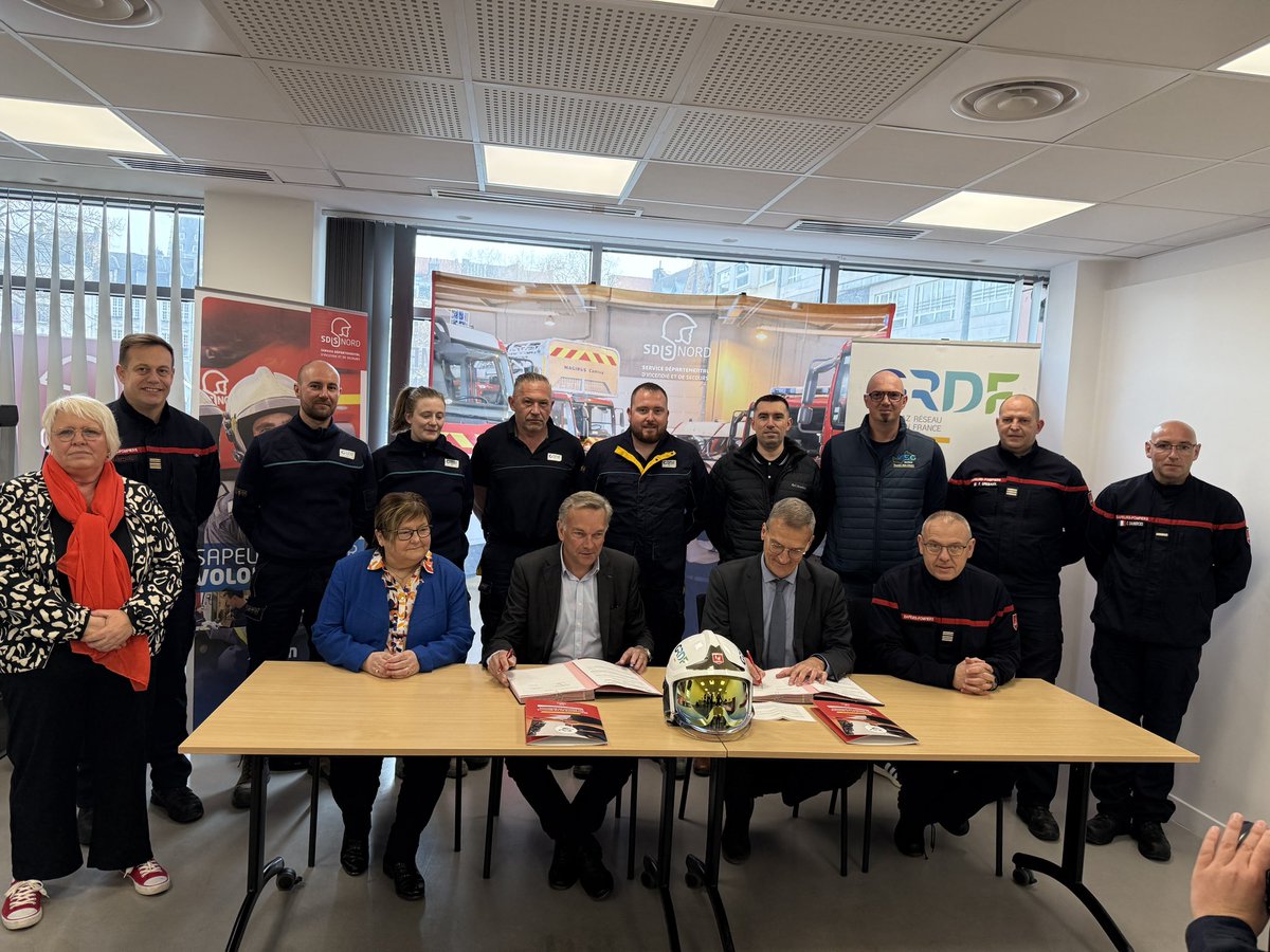[Ecusson en balade] 

🚅 3e étape pour l’écusson des #PompiersVolontaires de #GRDF 

✍️ Aujourd’hui escale à Lille pour la signature entre #GRDF et le <a href="/Sdis59/">SDIS 59</a> afin de favoriser la disponibilité de 9 gaziers engagés dans le départements ! 👩🏻‍🚒👷🏻