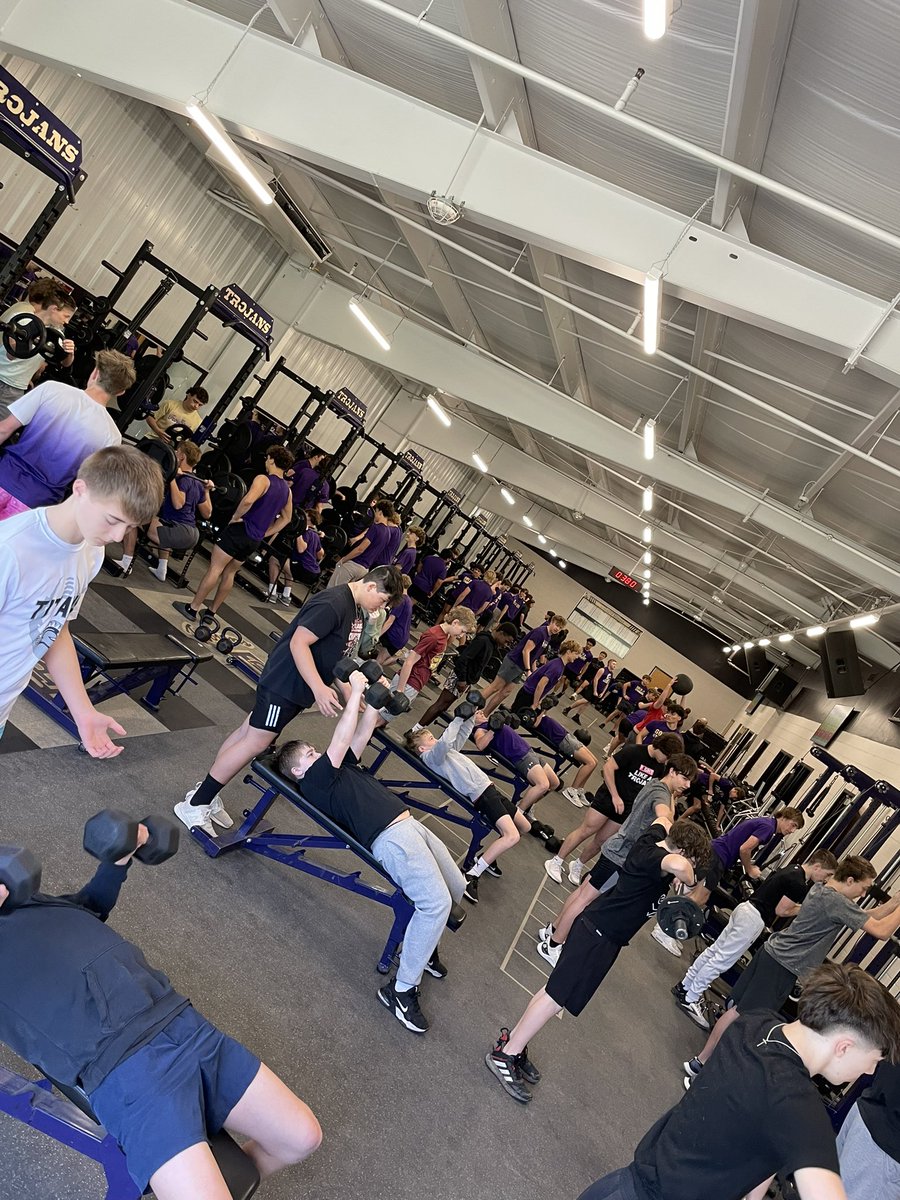 GREAT turnout for our first Optional Spring Break workout! Always a fun day to get the 8th graders around the older guys for the first time.

Proud of these guys for showing up and getting better this morning! 

#GoldStandard