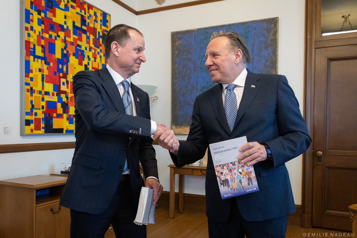 Le ministre des Finances, <a href="/EricGirardMFQ/">Eric Girard</a>, est venu me remettre le budget 2025-2026 ce matin.

C’est un budget qui vise d’abord à protéger notre économie en contexte d’incertitude causée par les tarifs douaniers de Donald Trump. On doit aider nos entreprises et nos travailleurs à