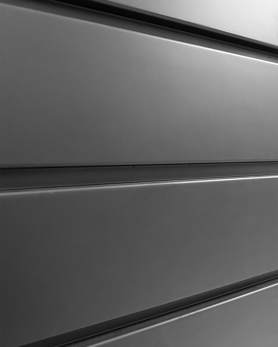 IWantThatDoor's tweet image. Symmetry and style, this entryway embodies timeless elegance with vertical glass panels that bring in natural light.

#ElegantEntryway #LuxuryDoors #ContemporaryDesign #RefinedSpaces #BlackFrameBeauty #GlassAndSteel #HomeInspiration