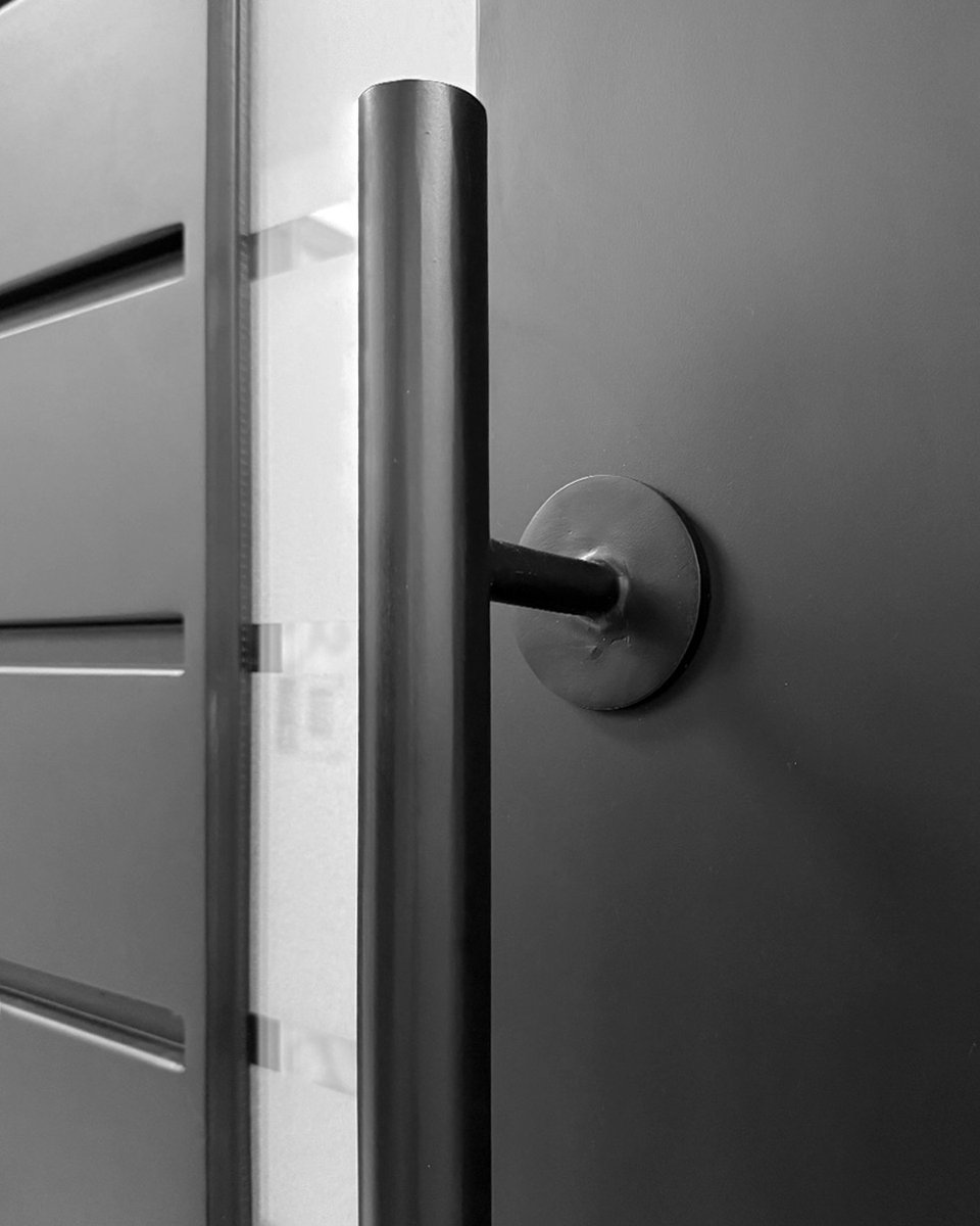 IWantThatDoor's tweet image. Symmetry and style, this entryway embodies timeless elegance with vertical glass panels that bring in natural light.

#ElegantEntryway #LuxuryDoors #ContemporaryDesign #RefinedSpaces #BlackFrameBeauty #GlassAndSteel #HomeInspiration