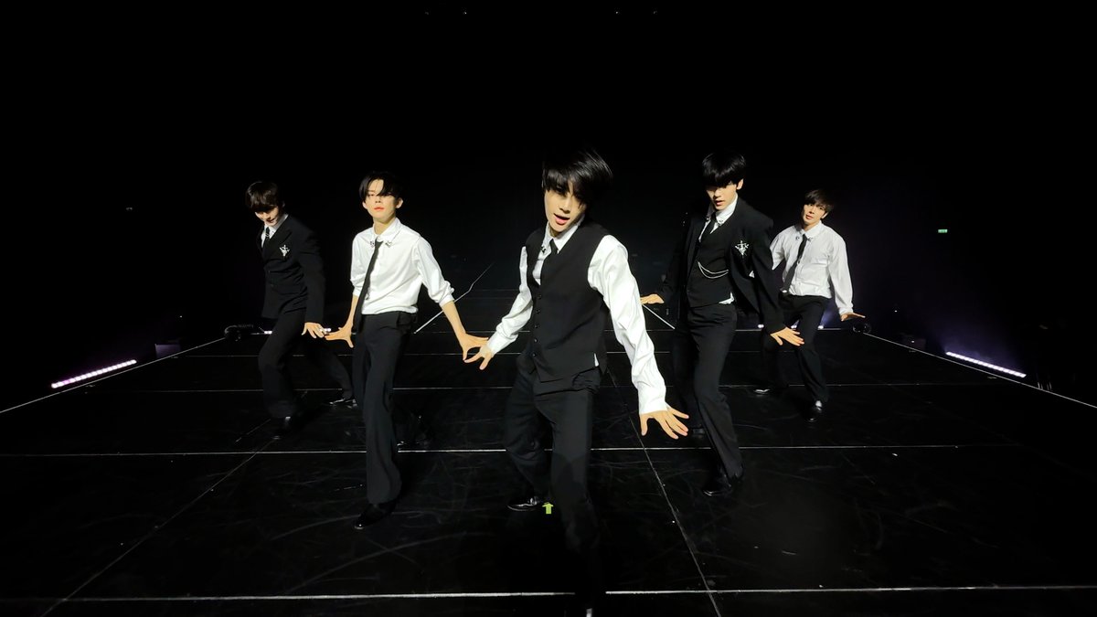 TXT_bighit's tweet image. 'Resist (Not Gonna Run Away)' Performance Video (raw ver.) | TXT (투모로우바이투게더)
(youtu.be/CgT_947y954) 

#투모로우바이투게더 #TOMORROW_X_TOGETHER #TXT
#TXT_Resist