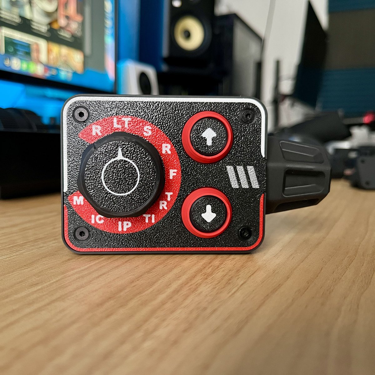 Últimos ajustes realizados y ya está lista. Ahora si, imagen real. Estarán disponibles a partir del mes que viene (me llegan los conectores usb). Totalmente personalizable (colores) y con diferentes acabados frontales (liso, fibra de carbono y granulado)  #iRBB25