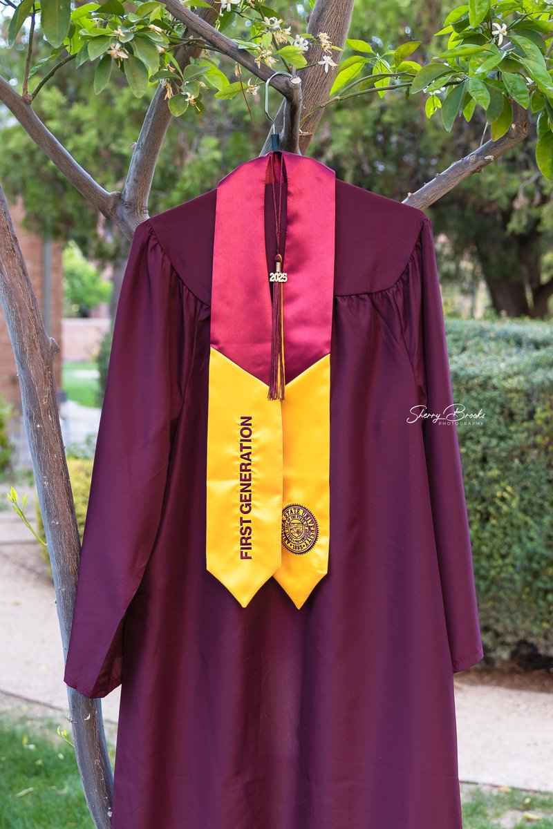 PhotosbySherry's tweet photo. When the details are this cool, you have to capture them!
#sundevil #firstgenerationgraduate #forksup #asualumni #sundevilgrad #sundevilgradphotos #gradphotos #asugradphotographer #classof2025 #azphotographer https://t.co/aVqcw41ZaN