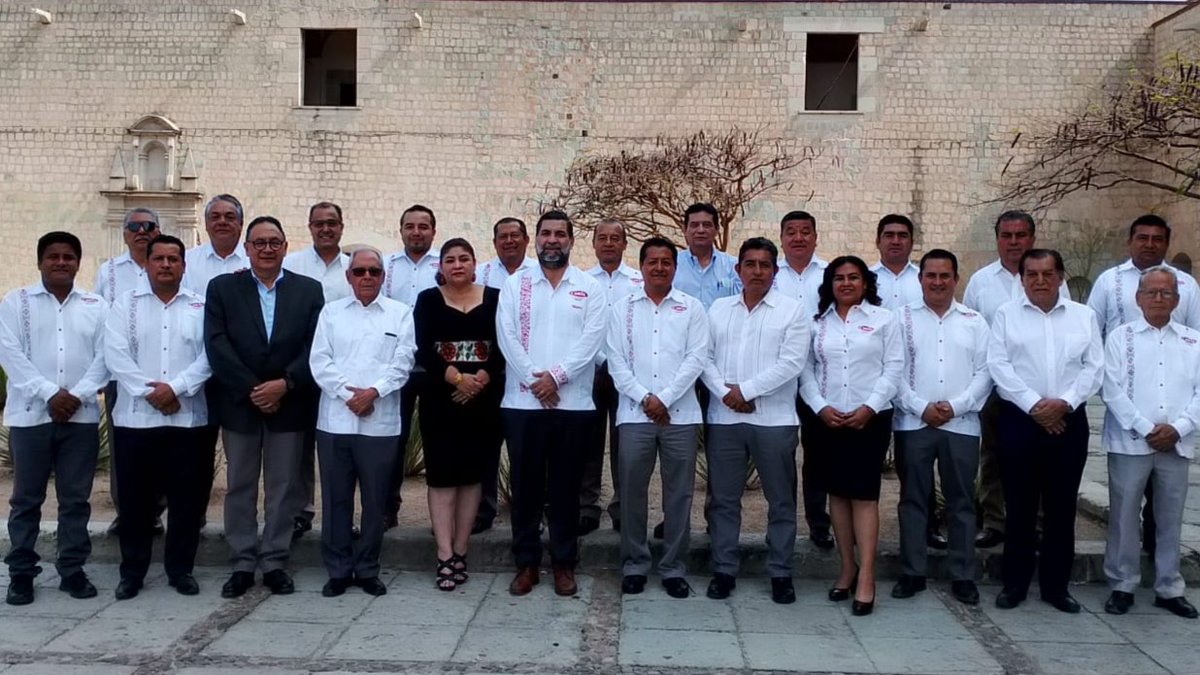 Esta mañana nuestro presidente nacional Luis Méndez Jaled <a href="/lmendezjaled/">Luis Méndez Jaled</a> se reunió con integrantes de Comité Consultivo de la CMIC Oaxaca <a href="/CmicOaxaca/">CMIC Oaxaca</a>, encabezado por Giovanni Ortega Ramírez; estuvieron presentes en este diálogo el presidente de la Delegación, Billy Hernández