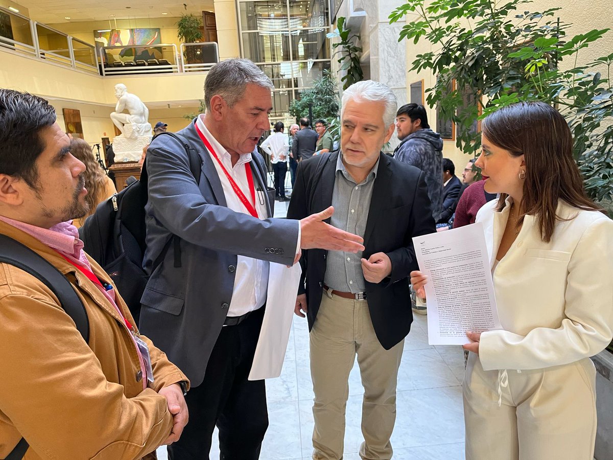 #SeguimientoLegislativo | En el Congreso de Valparaíso, el presidente de la ANEF, José Pérez Debelli, acompañó esta mañana a la directiva de la Asociación de Funcionarios/as del SERNAC, <a href="/adfsernac/">Asociación Funcionari@s SERNAC</a>, en gestiones parlamentarias en busca de soluciones a la crisis del SERNAC.