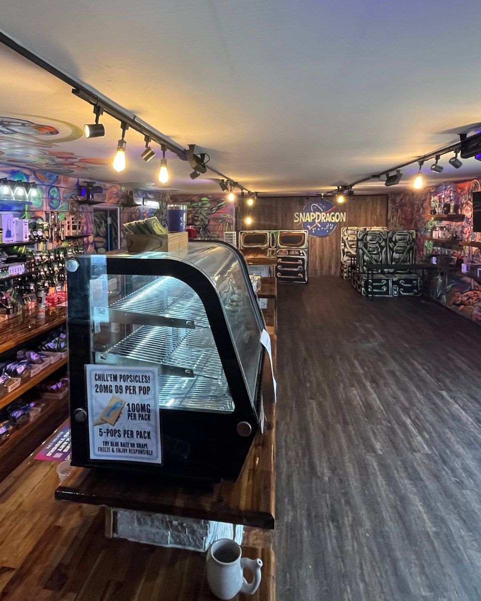 SnapdragonHemp's tweet image. East Ridge LEVEL UP! ⬆️ We welcome everyone to stop by East Ridge 1 to check out our fresh remodeling, with art hand-painted by Olivia Reckert. 

#Remodel #SoftOpen #Decorations #Lounge #Club #Chattanooga #Snapdragon #EastRidge