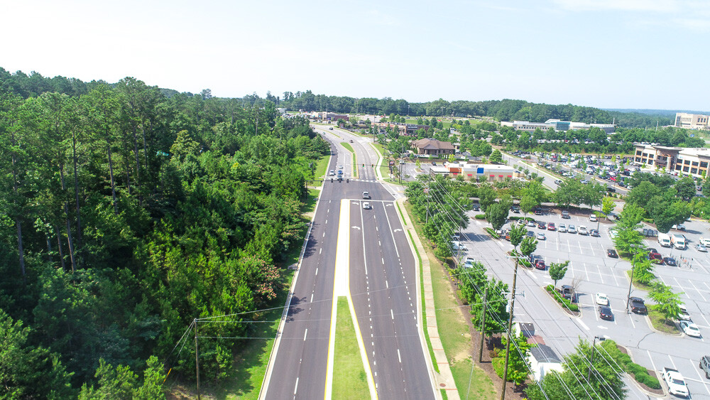 #TRANSPORTATION TUESDAY 🚧&gt;&gt;&gt; With new lanes, sidewalks, and landscaped medians, the Holly Springs Parkway in Georgia is enhancing mobility and making the city more accessible for everyone to enjoy. hubs.ly/Q03638LJ0
#Georgia #TransportationDesign #CommunityGrowth