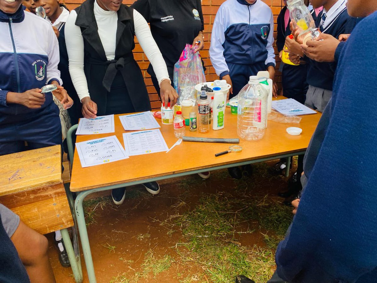 Team #SARChILuusPowell lab &amp; our recycling advocates at #DerekKobeSeniorSecondary #School in #Lebowakgomo for Eco-Art &amp; #ScienceDay
We had lots of fun with #SustainableDevelopmentGoals #SDGs #SDGWall
#Plastics #WaterQuality #EcosystemHealth
Partnership of Universities &amp; Schools