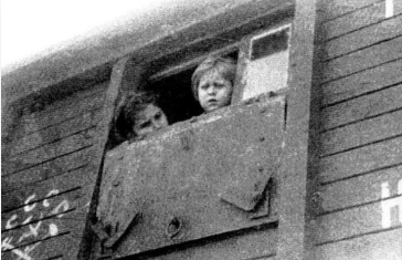 Operace Priboj

Před 76 lety, 25. března 1949, zahájil Sovětský svaz jednu z nejkrutějších deportací obyvatel Pobaltí. 

Během pouhých 4 dní odvlekly sovětské úřady 94 tisíc lidí z Estonska, Lotyšska a Litvy na Sibiř. 

Většina byly ženy a děti.

🧵👇

za ♻️retweet♻️ díky😎