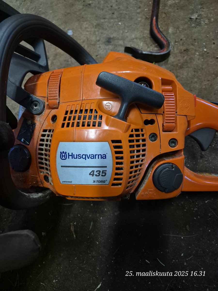 keski_e's tweet image. Mökkiläisen saha, käy huonosti. Onko nämä roskiskamaa vai voiko käyttää vielä verkonpainona?