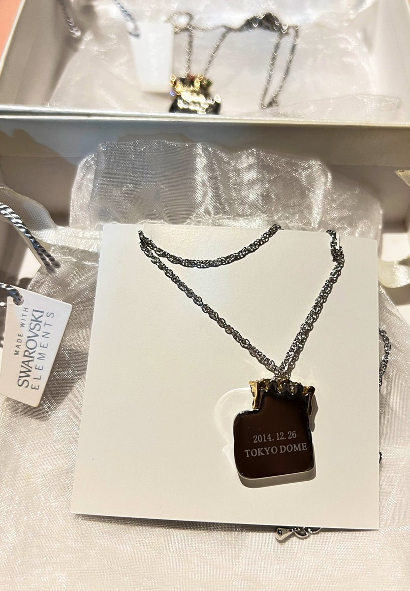 BIGBANG collaborated with Swarovski for their VIP seat gift for