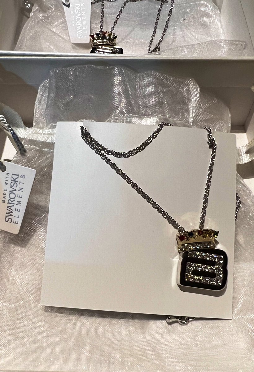 BIGBANG collaborated with Swarovski for their VIP seat gift for