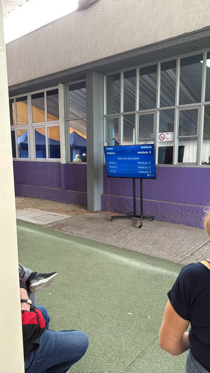 iDanniels's tweet photo. @sebastiansichel Más de 3 horas de espera en el vacunatorio de @MuniNunoa 🥹 Módulos vacíos y sin apoyo. Los jóvenes podemos esperar, pero hay ancianos que apenas se mueven y están esperando. Muchos se han ido porque no pueden esperar tanto. ¿Por qué no habilitan más módulos? https://t.co/fskaHPRoZD