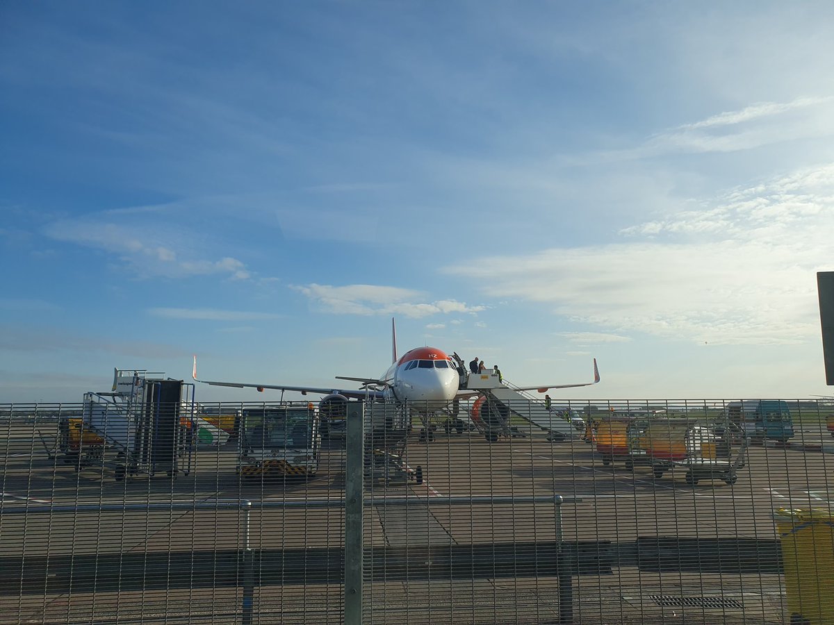 If you're #jetting off to #warmerclimes we can take you to any uk #airport ✈️ Book with us and #letusswoopykuup #swooptaxis #swoop #taxi #plane #easyjet #bristol #london #cardiff #gatwick #blueskies #planes #swindon #travel #letsgo 📲🚖✈️