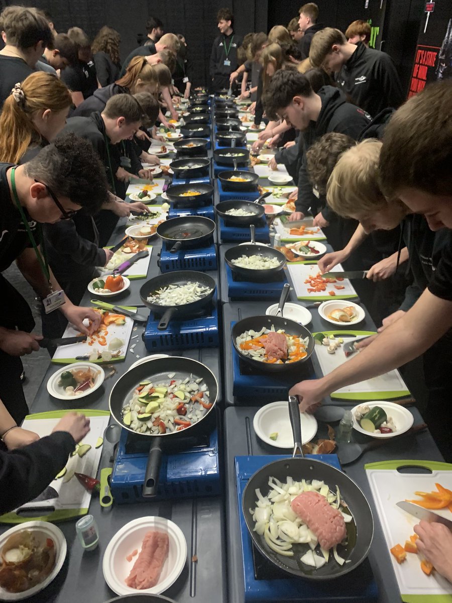 CommandoChef's tweet image. Cracking day @StratfordColl Uniform Service Course, delivering my workshop to years 1-3, great set of students. Good luck in your chosen careers @RoyalNavy @RoyalMarines Engage, Educate, Inspire &amp;amp; Chat 👍👍