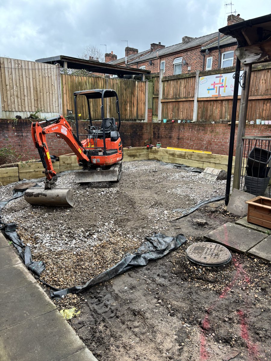 Bay6Project's tweet image. Lots of excitement and mud at #Bay6 as we are having a garden overhaul! #excited