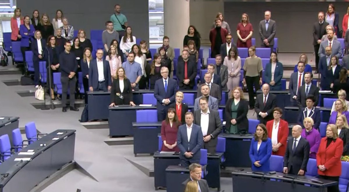 Bei der Nationalhymne: Fast alle Linken, ein erheblicher Teil von SPD und Grünen singen nicht mit. Auch eine Zeichen, das gesetzt wird.