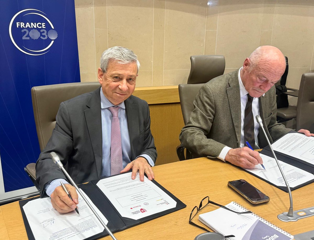 PrefAquitaine33's tweet photo. #Economie 📈| Le préfet Étienne GUYOT et le président du conseil régional Alain ROUSSET ont signé la convention #France2030 régionalisé en #NouvelleAquitaine avec @Bpifrance et @BanqueDesTerr.

✅ Objectif : soutenir l’#innovation des entreprises et la formation professionnelle.

En savoir➕: https://t.co/h3RBFMfRw7