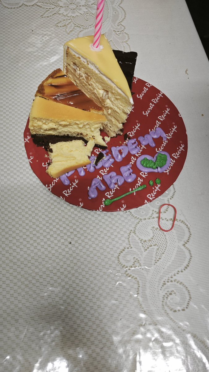mhdsymil's tweet photo. Jenis family tak makan sangat kek. Beli besar satgi bazir. Beli macamni pun susah nak perabih 😂 https://t.co/5hCE5FIQxO