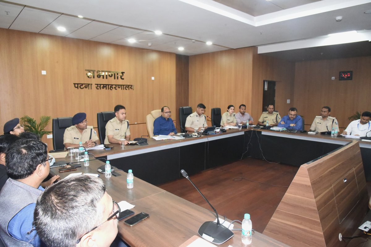 dm_patna's tweet photo. समाहर्ता-सह-जिलाधिकारी, पटना द्वारा नीलाम पत्र वादों के निष्पादन में प्रगति की समीक्षा की गई। अधिकारियों को वादों का कैम्प मोड में त्वरित गति से निष्पादन करने का निदेश दिया गया।
#CertificateCases
#BoardofRevenue
@officecmbihar https://t.co/r3YK4a58um