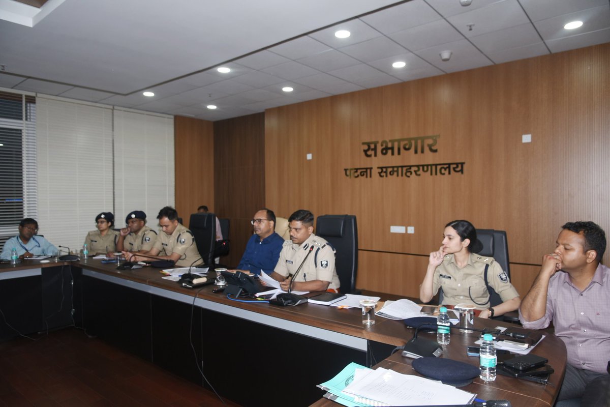 dm_patna's tweet photo. समाहर्ता-सह-जिलाधिकारी, पटना द्वारा नीलाम पत्र वादों के निष्पादन में प्रगति की समीक्षा की गई। अधिकारियों को वादों का कैम्प मोड में त्वरित गति से निष्पादन करने का निदेश दिया गया।
#CertificateCases
#BoardofRevenue
@officecmbihar https://t.co/r3YK4a58um