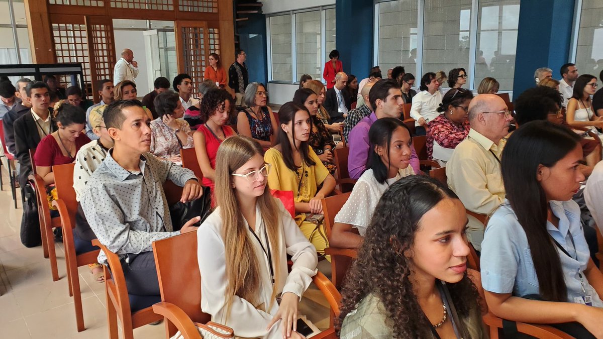 El Aula Magna también acoge debates  sobre ejes temáticos del Seminario en desarrollo.

En esta sesión, las intervenciones centran la atención en las bases teóricas e históricas que determinan las funciones y objetivos  de la #DiplomaciaCultural.

#OrgulloISRI