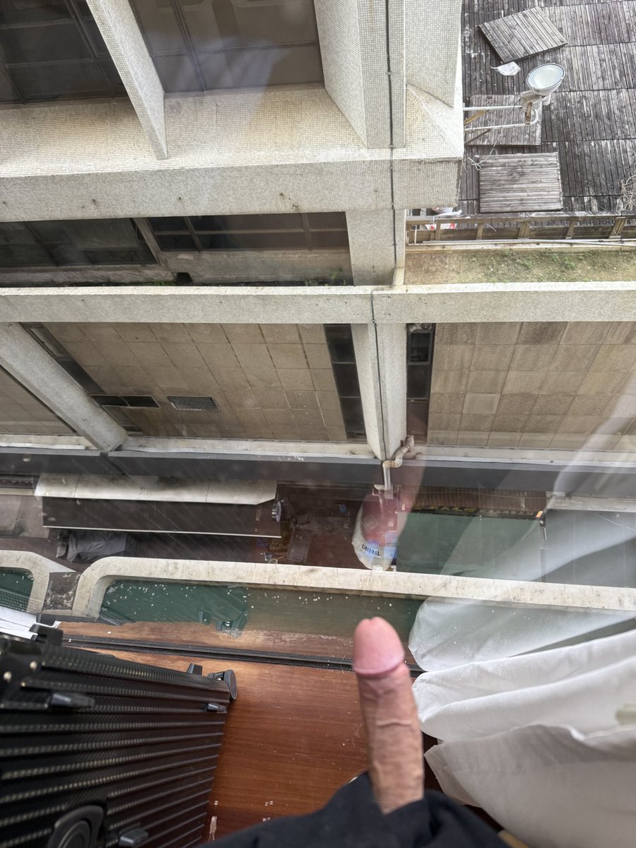 嘿嘿 
到飯店的第一件事就是在窗邊拍照
#gay