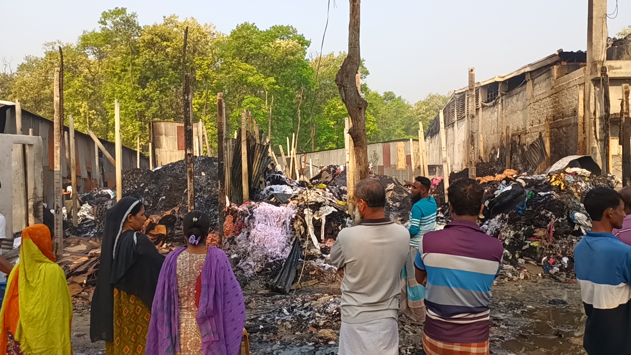 কালিয়াকৈরে আগুন পুড়লো ঝুটের ৩ গোডাউন