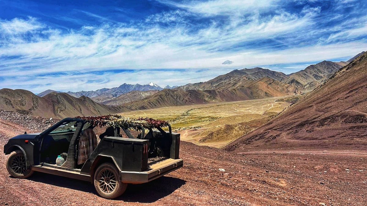 connect_rishav's tweet image. Here are the key takeaways from the upcoming Pravaig VEER article on @ReviewVayu. They&apos;re cooking interesting stuff!:

- World&apos;s 1st electric tactical all-terrain vehicle for military application and has PASSED ALL THE TRIALS conducted by Indian Army in diff terrains. 🇮🇳⚔️  (1/5)