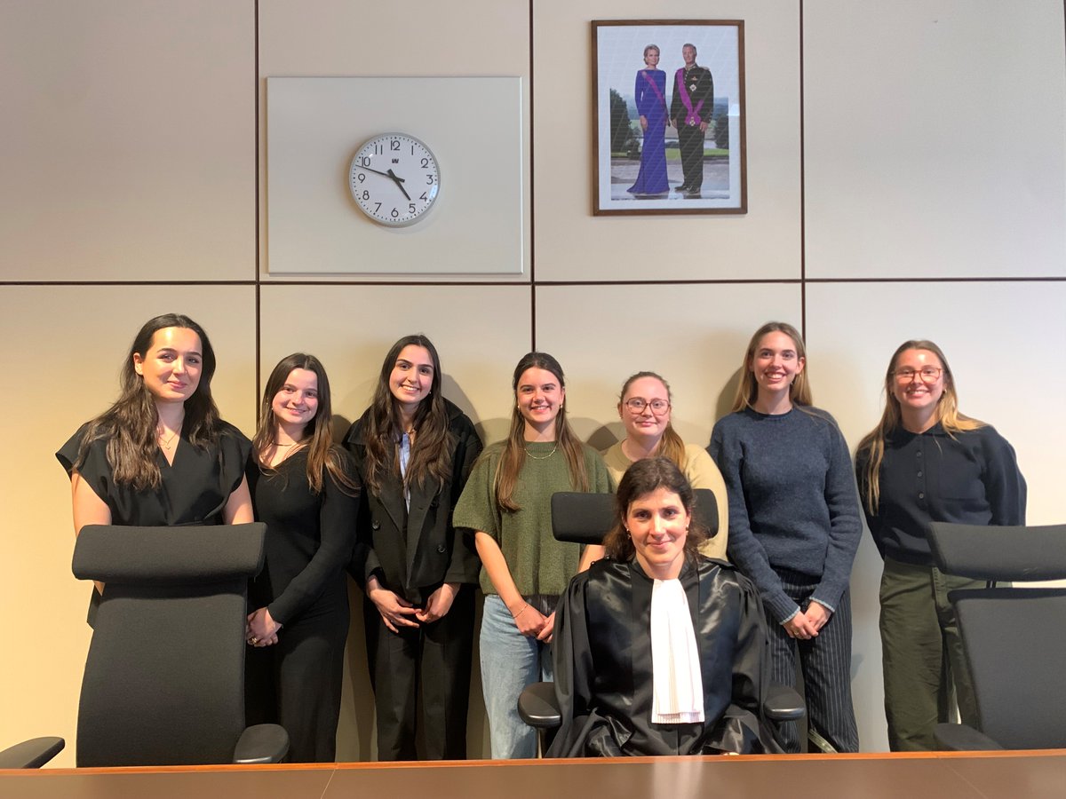 REAWVL's tweet photo. Vandaag wierp een groep studenten een unieke blik op het leven van rechters in het kader van de week van de magistratuur! 👩‍⚖️👨‍⚖️ We hebben ze kunnen laten proeven van de familie-, burgerlijke- en correctionele rechtbank én van het onderzoek! ⚖️💼 #weekvandemagistratuur https://t.co/X1cXsDjkvV