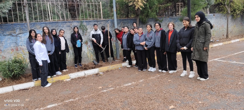 Öğrencilerimize çevre bilinci aşılamak, doğayı koruma konusunda farkındalık kazandırmak ve doğayla bağ kurmalarını sağlamak amacıyla okulumuzda öğrencilerle beraber okul bahçesine fidanlar dikildi.
<a href="/Yusuf__Tekin/">Yusuf Tekin</a>
<a href="/vali_zorluoglu/">Murat Zorluoğlu</a>
<a href="/Yunus__ATAMAN/">Yunus ATAMAN</a>
<a href="/Murat4Kucukali/">Murat Küçükali</a>
<a href="/husamettin_atli/">Hüsamettin ATLI</a>