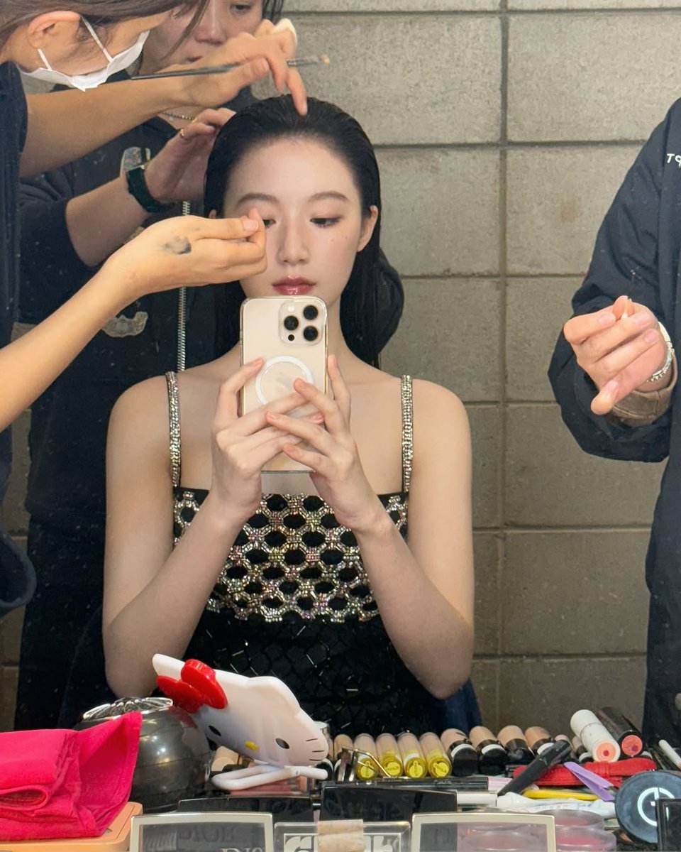 ofShuhua's tweet photo. Lost in thought, where silence speaks louder than words. The world slows down, the air is thick with untold emotions, and the sunlight dances on the edge of nostalgia. A portrait of introspection, wrapped in quiet beauty. https://t.co/h2ijxWi7fX