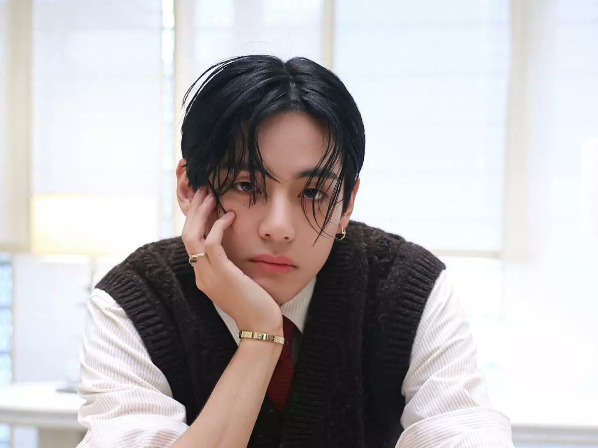 kextronews's tweet photo. V has been nominated in 2 categories at the Asia Star Entertainment Awards (ASEA) 2025.

.The Best Solo (Male)
.Fans Choice Artist (Singer) https://t.co/D6F0flsc1o