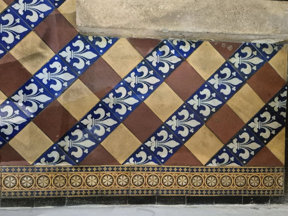 TheHistoryMouse's tweet photo. Sanctuary encaustic tiles #AllertonChurch #Somerset for #TilesOnTuesday 

Truly beautiful white on blue fleur-de-lis and if you look carefully at the border you'll see a clever little optical illusion allusion that only really works from hooman standing height #Christogram https://t.co/IG1ODWX5Kc