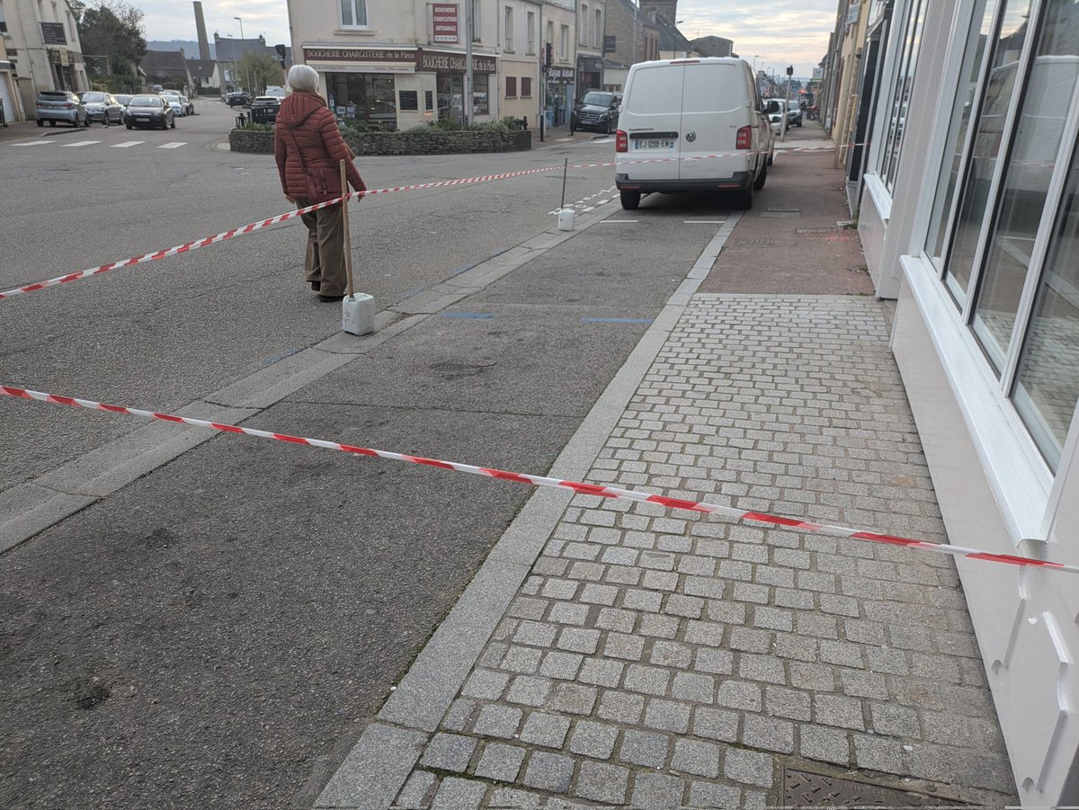 Sympa la circulation des piétons la place de Tourlaville...

<a href="/VilleCherbourg/">Ville de Cherbourg-en-Cotentin</a> <a href="/ArriveBenoit/">Arrivé Benoît</a> <a href="/LejeunePF/">Lejeune Pierre-François</a>